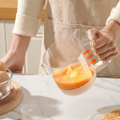 Tazza multifunzionale per sbattere le uova