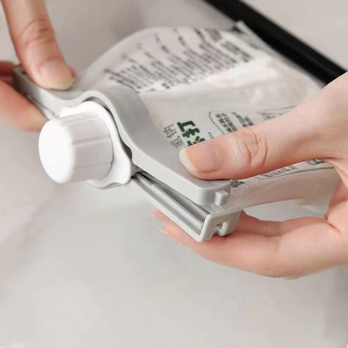 Pinza sigillante per alimenti con beccuccio